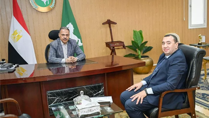 للتهنئة بمنصبه.. محافظ الشرقية يستقبل السكرتير العام المساعد الجديد بمكتبه