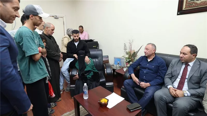محمود الخطيب يزور مشجع الأهلي عبدالله عربي ويطمئن على حالته الصحية | تفاصيل