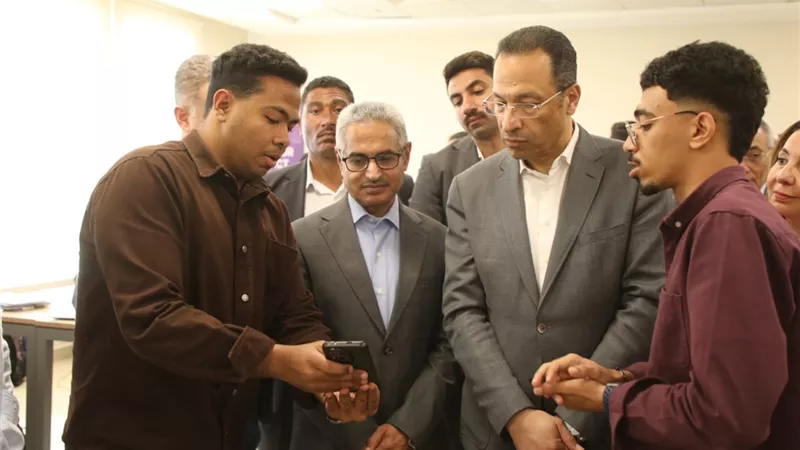 وزير الاتصالات ومحافظ بني سويف يتفقدان مركز «كريتيفا» لدعم الابتكار الرقمي