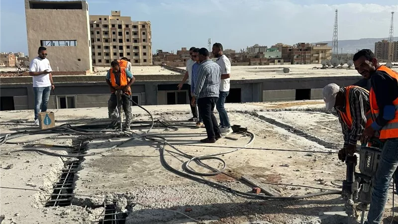 محافظ السويس: لا تهاون مع مخالفات البناء.. وإزالة أدوار مخالفة بحي الأربعين