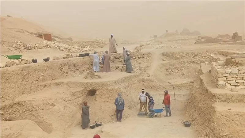 نشاط مكثف لأعمال الحفائر والترميم في البر الغربي بالأقصر