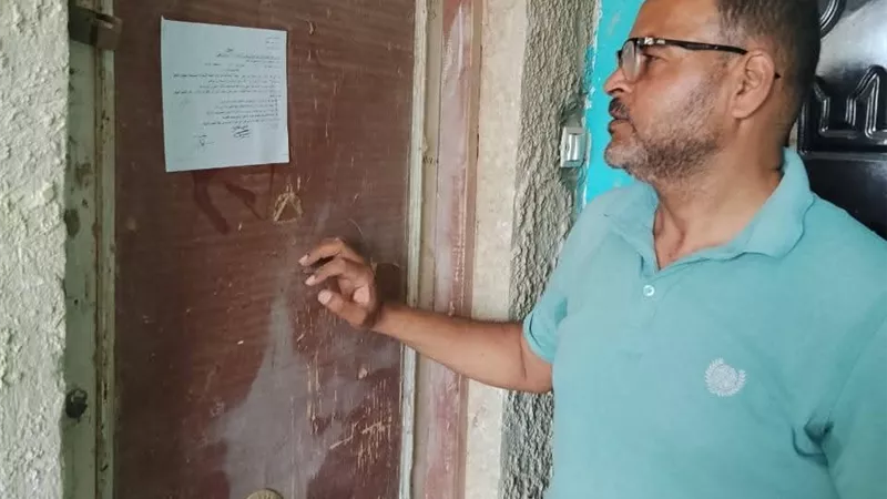 حملة موسعة بحي الجناين بالسويس لمراجعة المتأخرات وتوجيه إنذارات للمخالفين