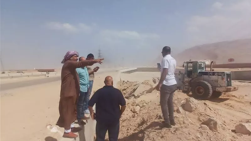 تطهير مجرى السيل بطريق السخنة لحماية الأرواح والممتلكات بالسويس