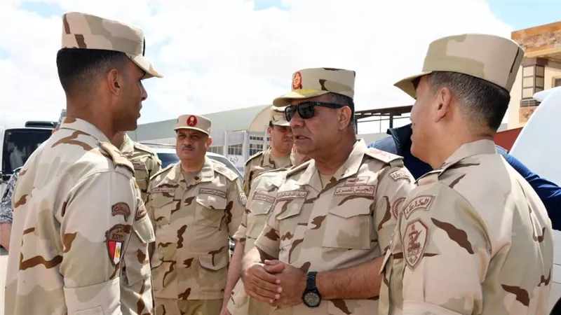 وزير الدفاع والإنتاج الحربي يلتقى عددا من مقاتلى المنطقة الغربية العسكرية 