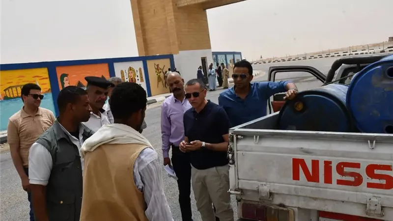 محافظ أسوان يرصد سيارة تحمل براميل معبأة بالسولار بمدخل إدفو ويتحفظ عليها