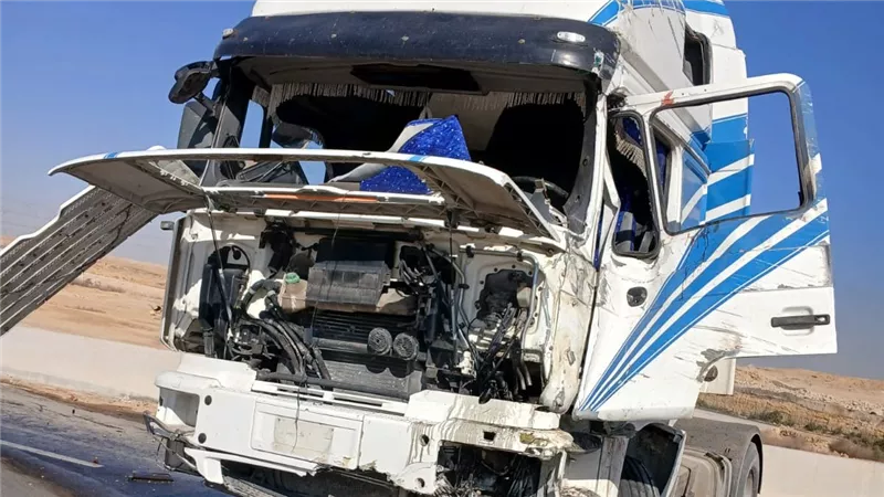 إصابة شخص إثر انقلاب سيارة مقطورة اصطدمت بالحاجز الخرساني بالقطامية 
