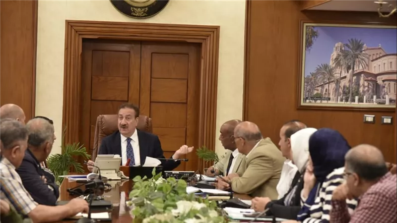 محافظ بورسعيد يعقد اجتماعًا موسعًا مع رؤساء الأحياء لمتابعة عدد من الملفات 