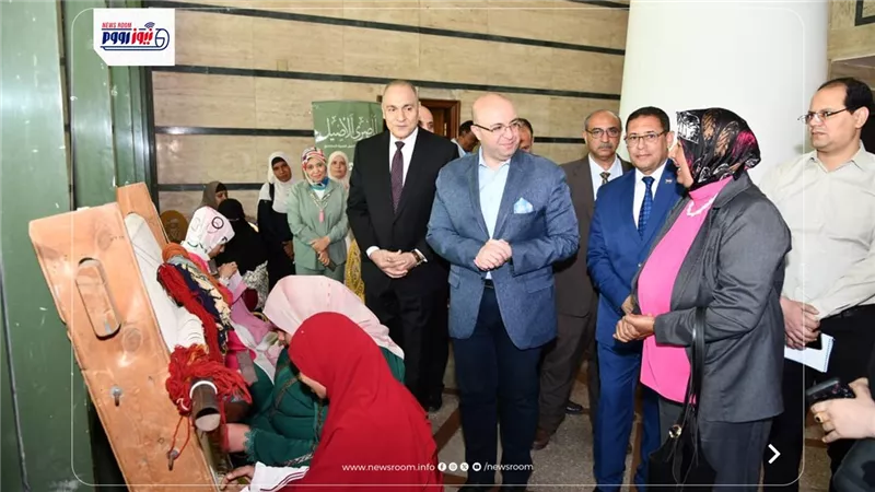 محافظ الفيوم يتفقد معرض الحرف اليدوية للسيدات المتحررات من الأمية