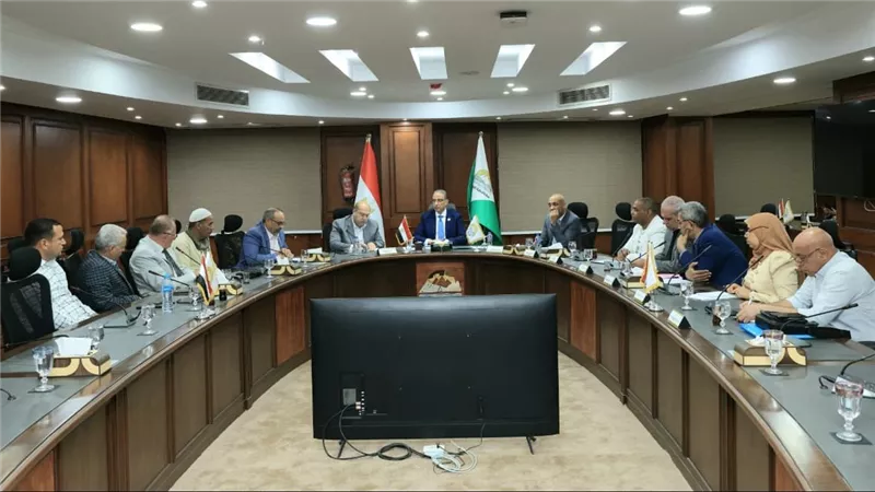 محافظ الجيزة يبحث دعم مصانع الطوب بالصف وتيسير إجراءات التقنين 