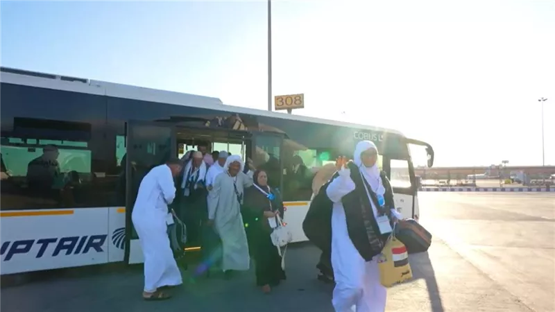 انطلاق أول أفواج حجاج القرعة إلى الأراضي المقدسة وسط إجراءات تنظيمية مشددة