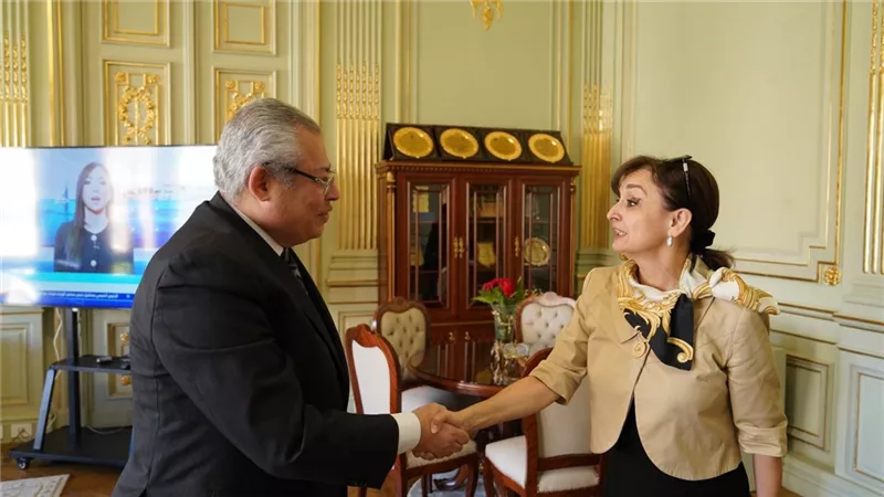سفيرة رومانيا تشيد بجامعة عين شمس وتدعو لتعزيز التعاون المشترك