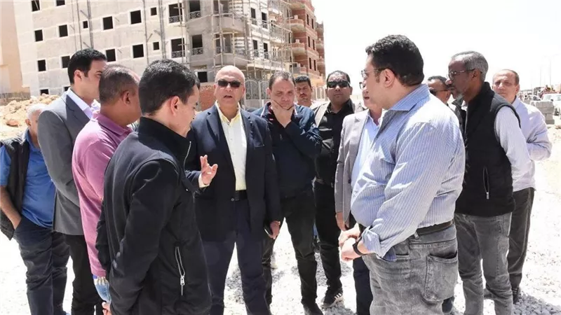 الإسكان تتابع تنفيذ مشروعات المرافق والبنية التحتية بالقاهرة الجديدة