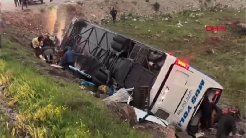 تركيا.. مصرع 3 أشخاص بينهم طالب مصري في حادث انقلاب حافلة