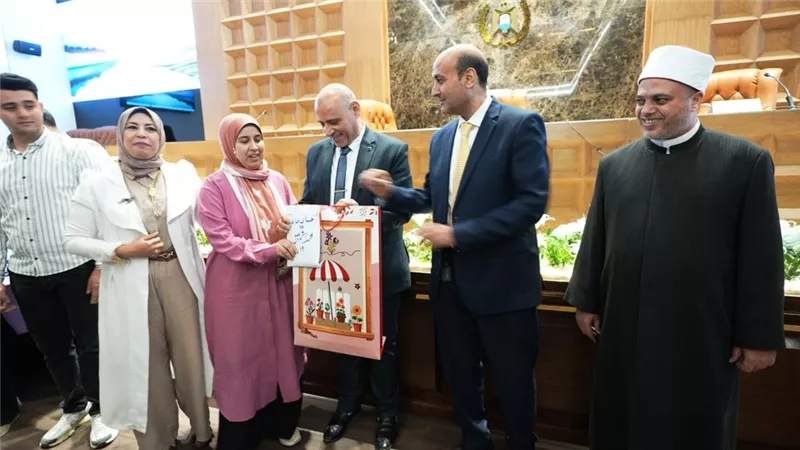 محافظ أسيوط يسلم تأشيرات السفر وملابس الإحرام لعدد من حجاج الجمعيات الأهلية 