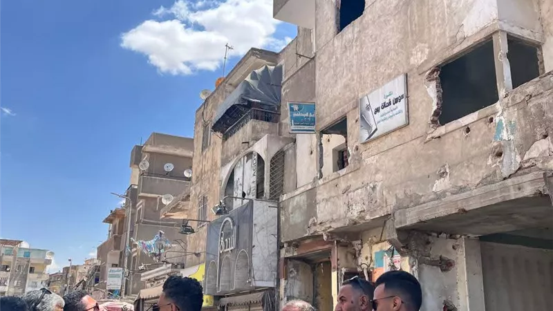 إزالة عقار آيل للسقوط وتطوير حديقة الغريب ضمن الموجة 29 بحي السويس