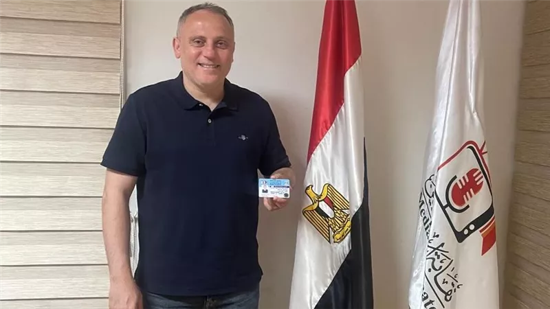 أسامة حسني يوقع إقرار الالتزام بميثاق الشرف الإعلامي بالنقابة
