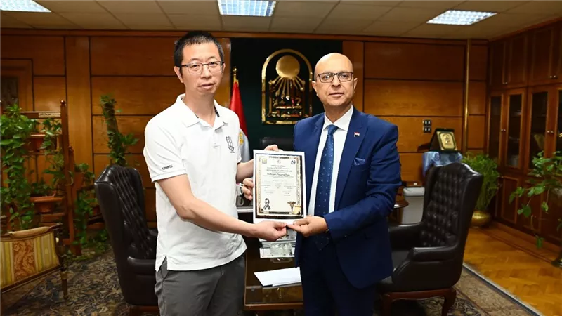 رئيس جامعة أسيوط يستقبل خبيرًا عالميًا في الجراحات الميكروسكوبية