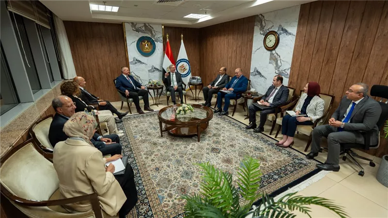 وزير البترول يبحث مع 