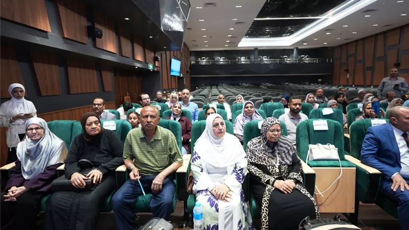 لحظة انتظار تنتهي بالفرح.. تسليم تأشيرات حج الجمعيات بأسيوط