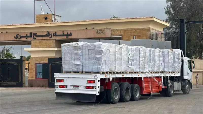 الهلال الأحمر المصري يطلق قافلة زاد العزة 189 بحمولة أكثر من 3 آلاف طن لغزة