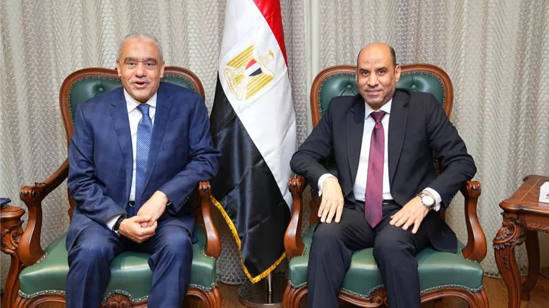 وزير العمل يبحث مع 