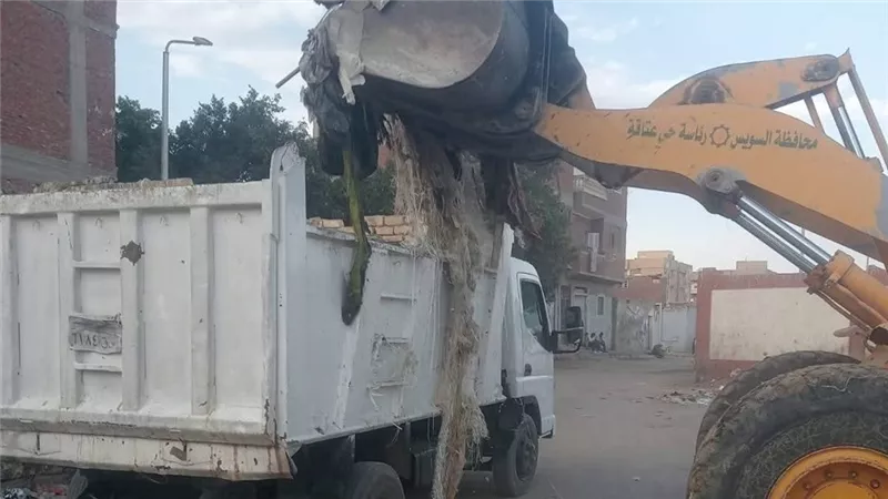 حملات مكثفة بحي فيصل: تطوير الإنارة العامة وإزالة الإشغالات لتحقيق الانضباط 