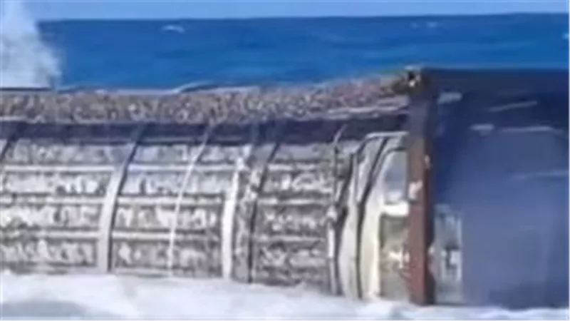 العثور على جسم غريب بأحد شواطئ مرسى مطروح                   