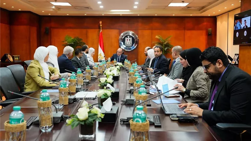 وزير الاستثمار يبحث مع 