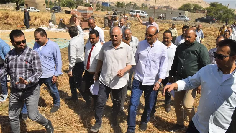 محافظ أسيوط يتفقد حصاد القمح.. زراعة 205 ألف فدان وتوريد 67 ألفًا و341 طنا