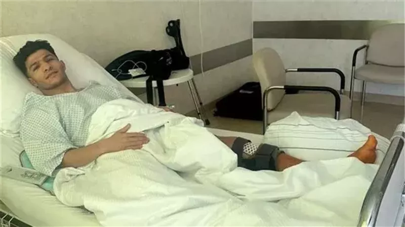 أول تعليق من إسلام عيسى بعد خضوعه لجراحة الصليبي في ألمانيا
