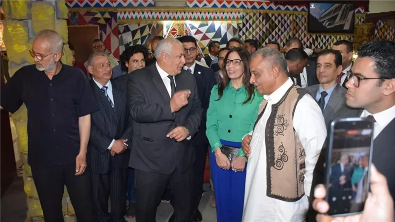 وزيرة الثقافة ومحافظ مطروح يتفقدان قصر الثقافة وعدد من الفعاليات