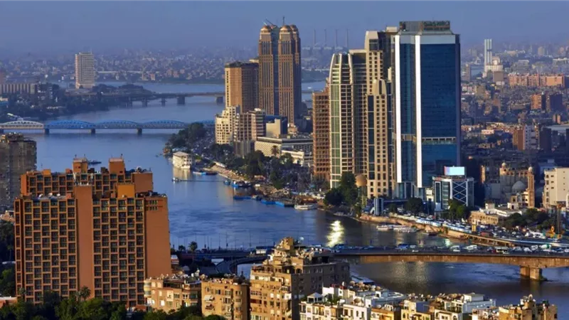 انكماش حاد للقطاع الخاص غير النفطي بمصر في أبريل بضغط التوترات الإقليمية 