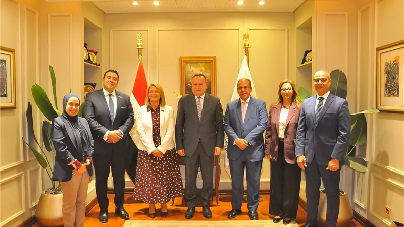 وزير التعليم العالي يبحث تعزيز التعاون الأكاديمي مع جامعة بورنموث البريطانية 