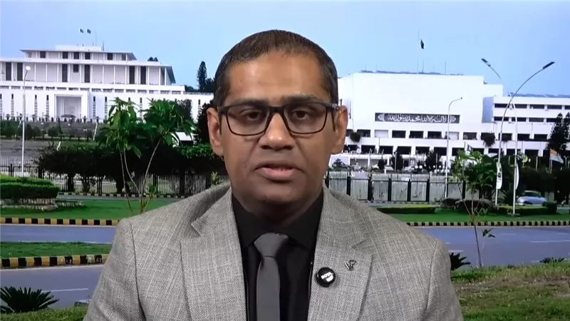 تهريب وقود بين إيران وباكستان.. هل تتعرض إسلام آباد لعقوبات؟.. باحث يرد