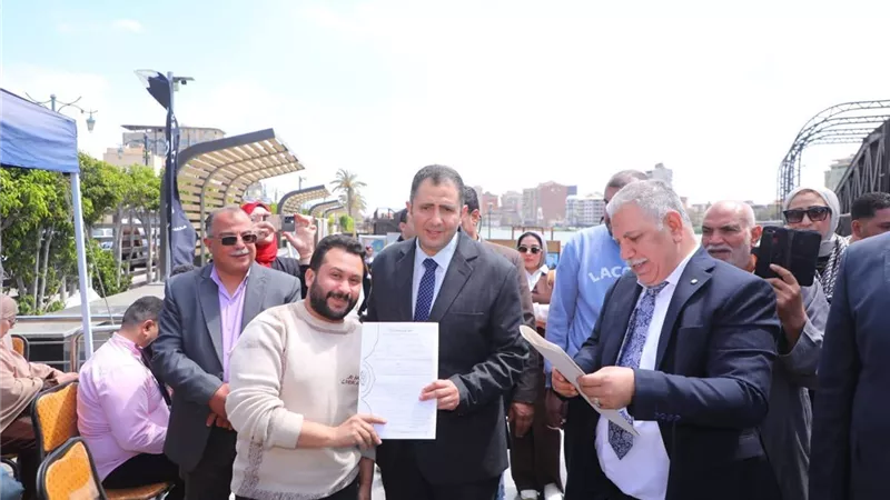محافظ دمياط يسلم عقود عمل للشباب وذوي الهمم وماكينات خياطة للسيدات