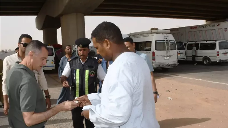 حملات رقابية بأسوان لضبط سيارات السيرفيس الخارجة عن خطوط السير