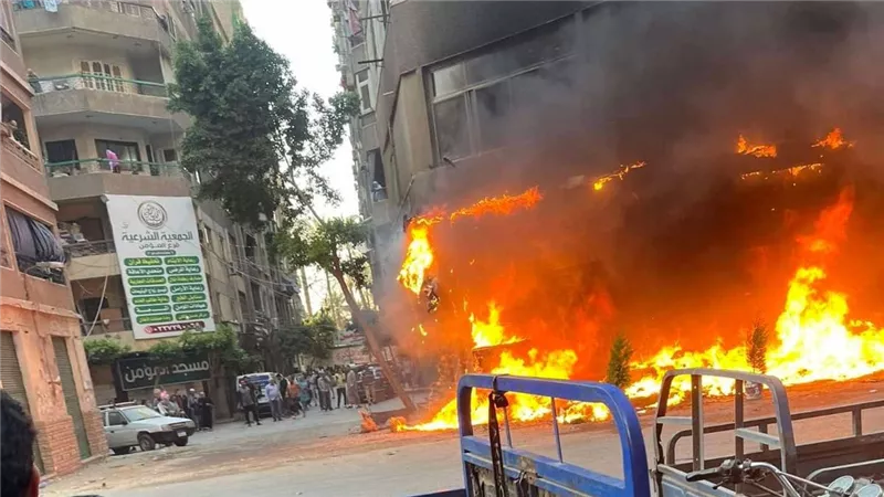دون وقوع إصابات..السيطرة على حريق هائل داخل مطعم بفيصل