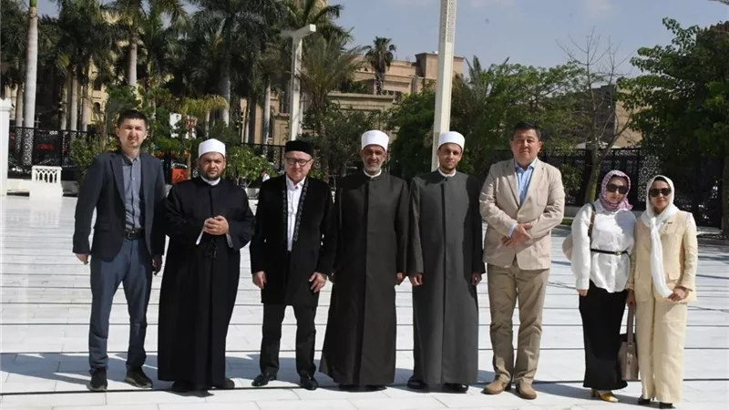 وفد كازاخستاني يزور مسجد الإمام الحسين ويتفقد حجرة المقتنيات النبوية