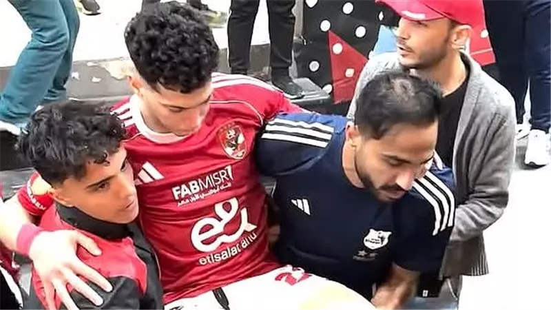 صاحب صاحبه.. كهربا يحمل إمام عاشور على كتفه بعد مباراة إنبي 