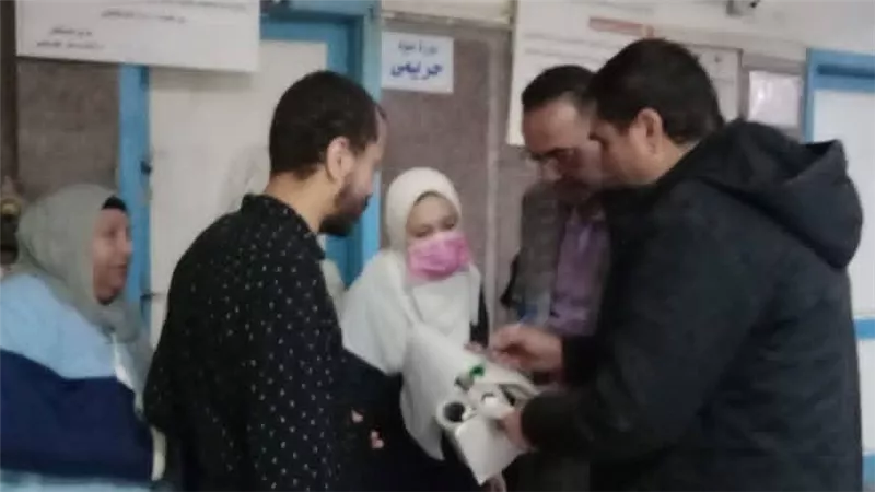 إحالة 6 أطباء للتحقيق في جولة مفاجئة لرئيس مدينة الشهداء بالمنوفية 