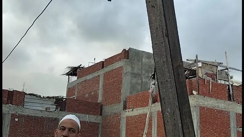 استجابة لـ «نيوز روم».. محافظ البحيرة توجه بسرعة استبدال أعمدة الكهرباء