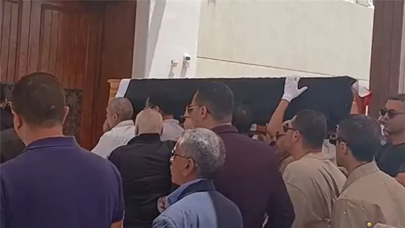 ملفوف بعلم مصر.. وصول جثمان هاني شاكر لبدء مراسم تشييعه 