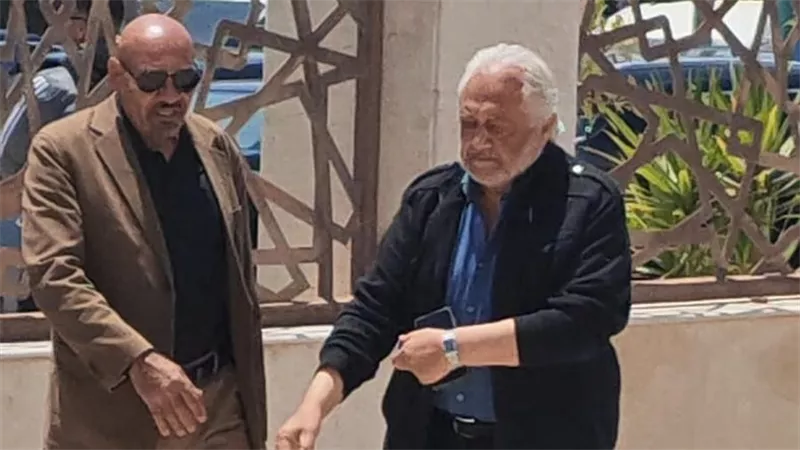 بعد تأثره ودموعه عند معرفة النبأ.. وصول خالد زكي لحضور جنازة هاني شاكر 