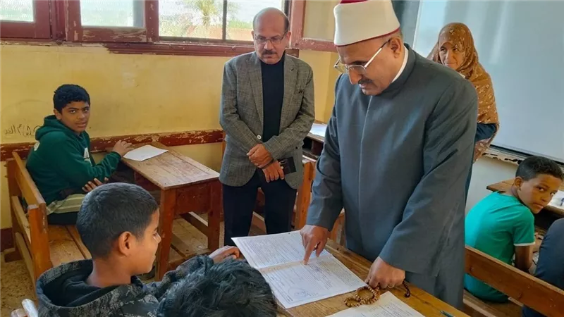 رئيس المنطقة الأزهرية بالإسماعيلية يتفقد لجان امتحانات معهد بنين الواصفية