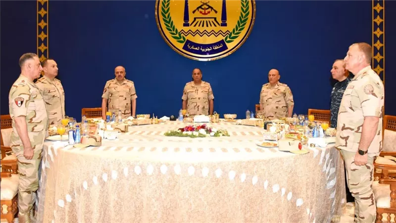 وزير الدفاع والإنتاج الحربي يلتقى عددا من مقاتلى المنطقة الجنوبية العسكرية