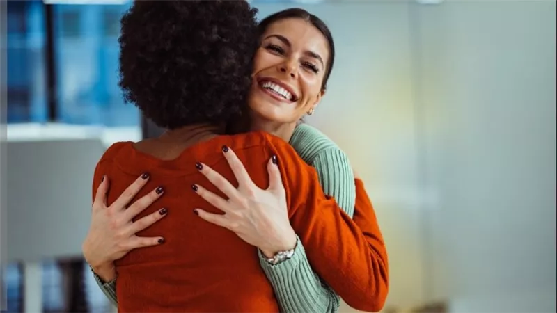 فوائد الحُضن تتجاوز المشاعر .. تأثيرات صحية لا تتوقعيها