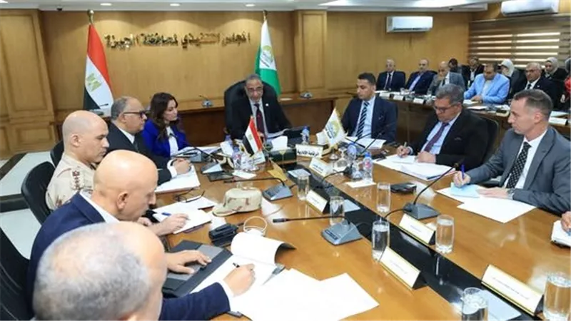 محافظ الجيزة يتابع استعدادات الامتحانات ويوجه بحصر المصارف والترع
