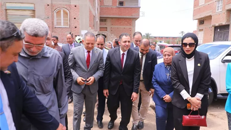 محافظ دمياط ورئيس جامعة دمياط يتفقدان القافلة الطبية بقرية البصارطة 