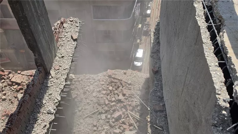 بتوجيهات محافظ الجيزة.. حملة مكبرة لإزالة المباني المخالفة بفيصل |صور