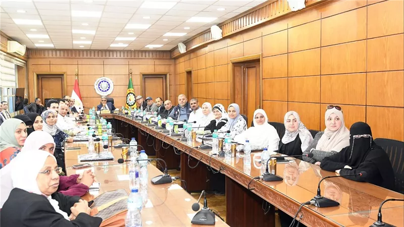 محافظ الدقهلية يلتقي حجاج الجمعيات الأهلية لتسليم تأشيرات وتذاكر الحج